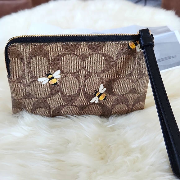Adorable NWOT Coach Bumblebee Signature Corner Zip Wristlet 🤎🐝🖤 - Picture 6 of 15